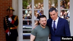 Španjolski premijer Pedro Sanchez (desno) i ukrajinski predsjednik Volodimir Zelenski poziraju fotoreporterima pred sastanaka u palači Moncloa u Madridu, Španjolska, 27. maja 2024.