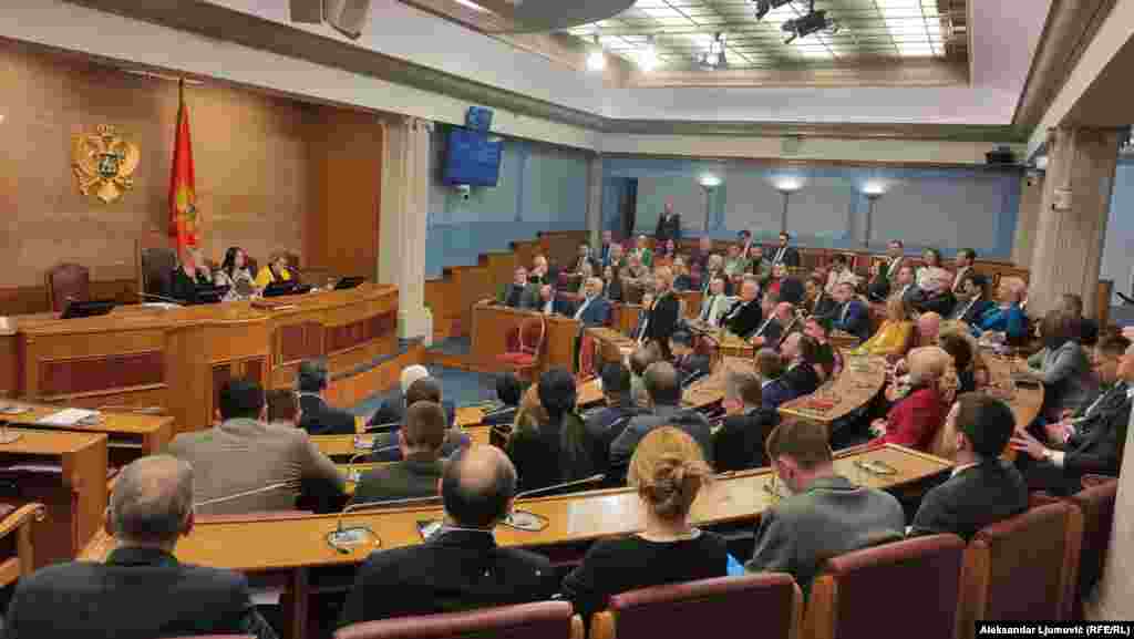 ЦРНА ГОРА -&nbsp;Деблокирана е работата на црногорскиот Уставен суд откако Собранието на 27 февруари изгласаа тројца нови судии, со што и се овозможи услови за работа на Уставниот су. Од септември минатата година Уставниот суд немаше кворум за одлучување, затоа што броеше само тројца од потребните седум судии.