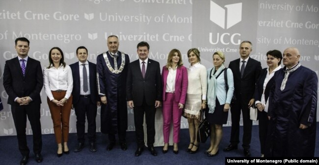 Rektori i Universitetit të Malit të Zi, Danilo Nikoliq, i ndau një doktoratë nderi Miroslav Lajçakut në maj 2019.