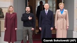 Prva dama Olena i predsednik Ukrajine Volodimir Zelenski (levo) sa predsednikom Poljske Adžejem Dudom i prvom damom te zemlje Agatom Kornhauser-Dudom ispred Predsedničke palate u Varšavi, 5. april 2023.