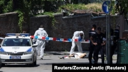 Policija na terenu nakon napada ispred Ambasade Izraela u Beogradu, 29. juna 2024.