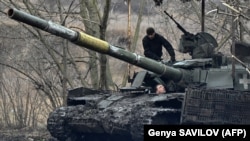 Ukrayna hərbçiləri Donetsk vilayətində tankı texniki baxışdan keçirirlər.
