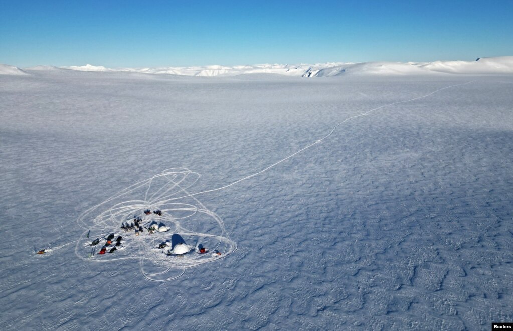 Pamje nga larg e kampit të shpimit, ku shkencëtarët gjetën një pellg uji në 25 metra thellësi. Kampi është në 1.100 metra lartësi mbi nivelin e detit në fushën e akullit Holtedahlfonna, afër Ny-Aalesund, Norvegji.