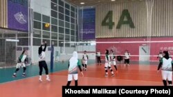 تیم والیبال بانوان افغانستان حین تمرین در چین