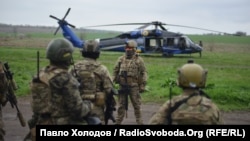 Военнослужащие ГУР МО Украины тренируются выполнять боевые задания с помощью американского штурмового вертолета Black Hawk, 13 апреля 2023 года