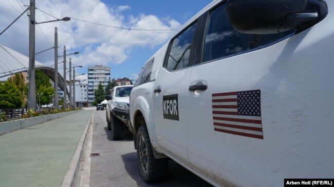 Ndonëse karabinierët italianë kanë prezencë të përhershme mbi urë, kohën e fundit aty janë parë edhe ushtarë amerikanë të KFOR-it. (Foto: Radio Evropa e Lirë)