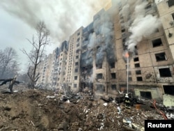Teško oštećena zgrada u Kijevu koju je 2. januara pogodio projektil koji je možda navođen kamerama sistema video nadzora.