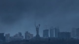 Fumul se ridică deasupra uriașului monument al Patriei după ce o rachetă rusească a lovit Kievul pe 9 martie.<br />
<br />
Atacurile au ucis cel puțin șase persoane și au produs multiple întreruperi de energie electrică în întreaga țară, inclusiv alimentarea cu energie a centralei nucleare din Zaporojie.