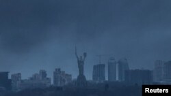 Дим піднімається після чергового російського ракетного удару у Києві, 9 березня 2023 року