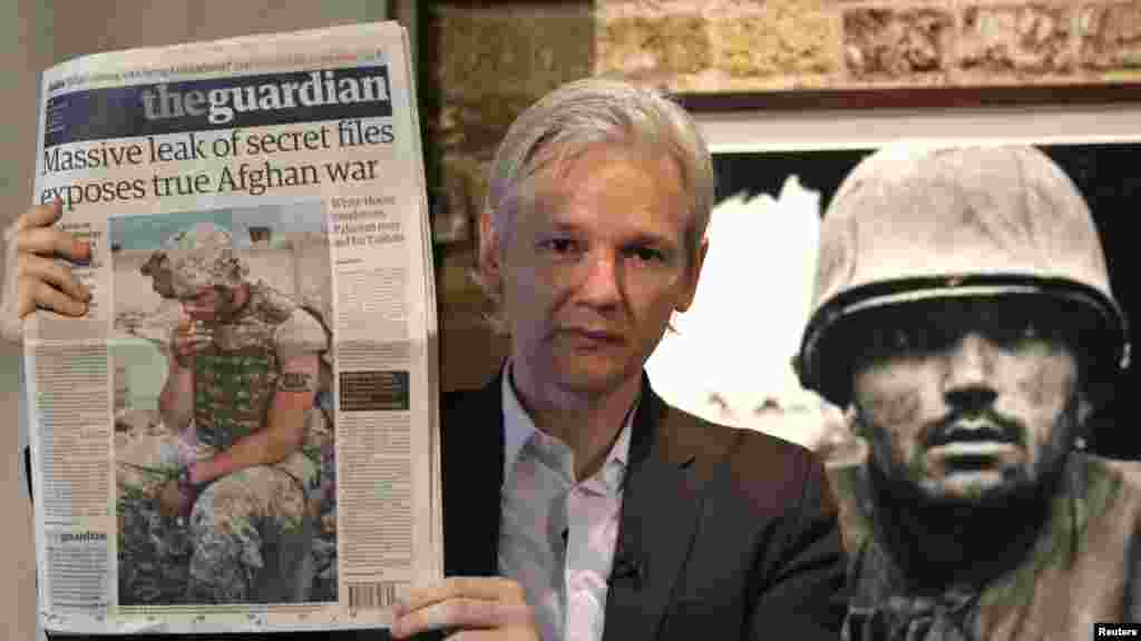 Assange a The Guardian egy példányával egy londoni sajtótájékoztatón, 2010. július 26-án. Ekkor az amerikai hadsereg Afganisztán és Irak elleni háborújáról tett közzé titkosított dokumentumokat. Assange 2006-ban alapította a WikiLeakset, jelenleg is a tanácsadó testület tagja. Tett közzé anyagot a kenyai ítélet nélküli kivégzésekről, a 2006-os elefántcsontparti egészségügyi krízisről, amelynek során egy svájci cég hajója szennyező anyagot öntött a tengerbe, a Guantánamói-öböl-beli fogolykínzásokról és bankokkal kapcsolatos botrányokról is