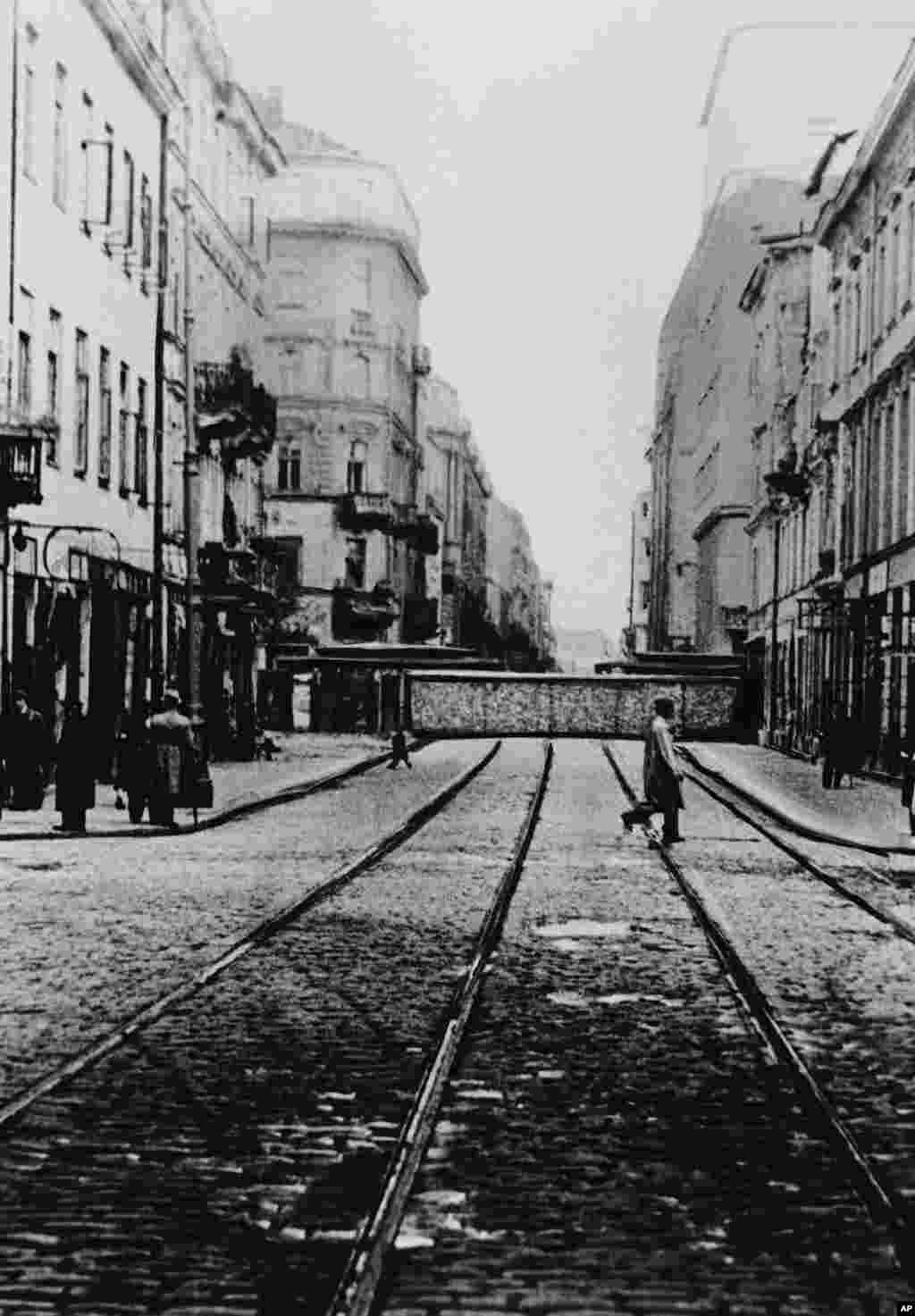 Prema naređenju vođe nacističke Njemačke Adolfa Hitlera, u Varšavi je u Drugom svjetskom ratu 19. aprila 1940. godine kreiran geto u kojem su SS-ovci opkolili oko pola miliona Jevreja. - na fotografiji: jedan od zidova Varšavskog geta, 1. februar 1941.