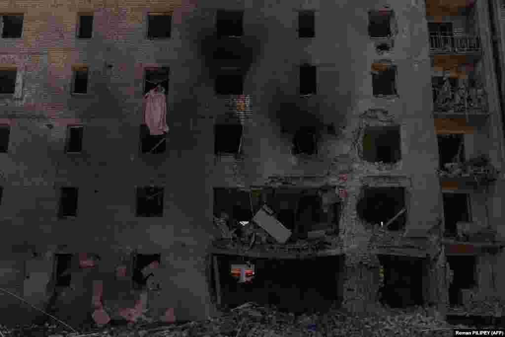  Žena izbacuje krhotine iz stana nakon što je njezina zgrada teško oštećena u ruskom zračnom napadu, u Selydovu, Donjecka oblast, Ukrajina, 27. juna. 