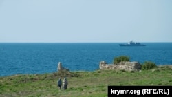 Развалины древнего полиса Херсонеса, в море – российский военный корабль. Архивное фото