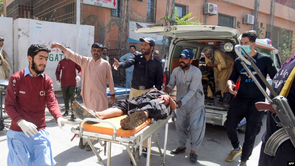 Постраждалих доправляють до лікарні у Кветті