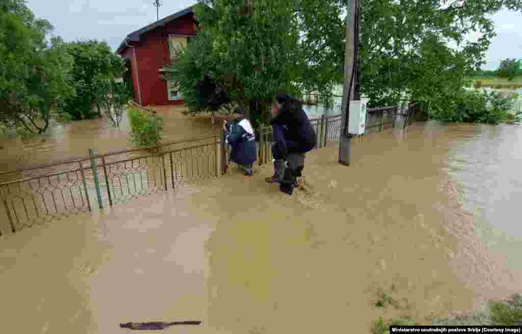 Kako je ranije objavljeno, tokom noći između 15. i 16. juna evakuisano je 75 osoba iz poplavljenih područja u različitim delovima Srbije.