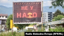 Plakat u ulici koja vodi prema NATO bazi, Istočno Sarajevo, 18. juna 2023.