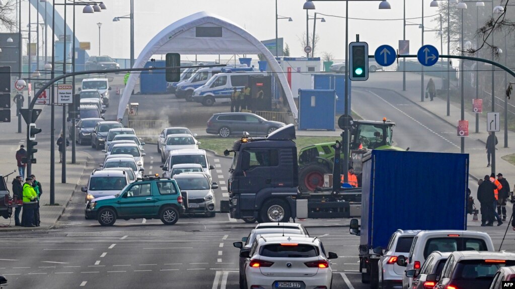 Qarkullimi i automjeteve u ndalua pasi protestuesit gjermanë bllokuan rrugën për në Urën Evropa, e cila lidh Frankfurtin (Gjermani) dhe Slubicen (Poloni), përgjatë lumit Oder në Gjermaninë lindore, më 26 shkurt 2024.