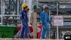 Workers at the oil field run by Hungarian company MOL in Khyber Pakhtunkhwa Province, northwestern Pakistan (file photo)