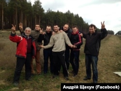 Перше фото Андрія Щекуна (праворуч) після звільнення з російського полону, березень 2014 Facebook/Андрій Щекун