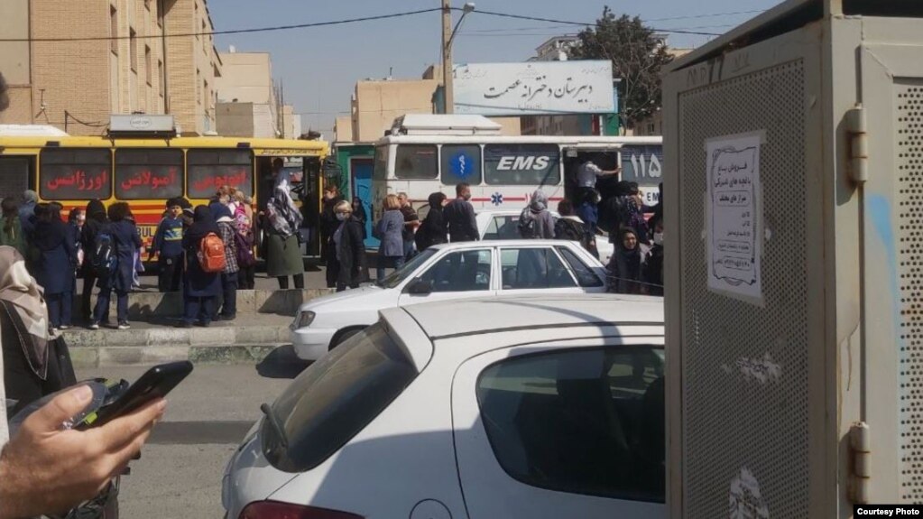 مسمومیت دانشآموزان دبیرستان دخترانهٔ عصمت در خیابان بهار تهران روز ۱۰ اسفند گزارش شد