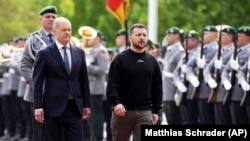 Президент України Володимир Зеленський і канцлер Німеччини Олаф Шольц (ліворуч). Берлін, 14 травня 2023 року 