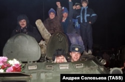 Soviet troops arriving in Comrat, the main city of Gagauzia, in October 1990.