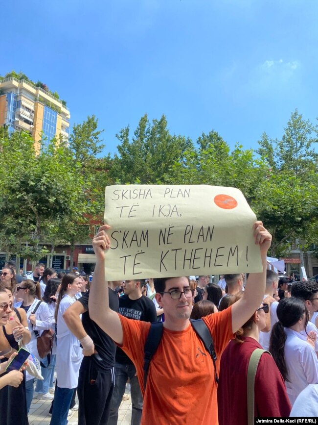 Eugen Lazaj, student i mjekësisë.