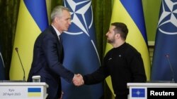 Generalni sekretar NATO-a Jens Stoltenberg i ukrajinski predsjednik Volodimir Zelenski prisustvuju zajedničkom brifingu u Kijevu 20. aprila.