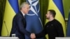 Secretarul general al NATO, Jens Stoltenberg, și președintele ucrainean Volodymyr Zelenskiy participă la o conferință de presă comună la Kiev, la 20 aprilie.