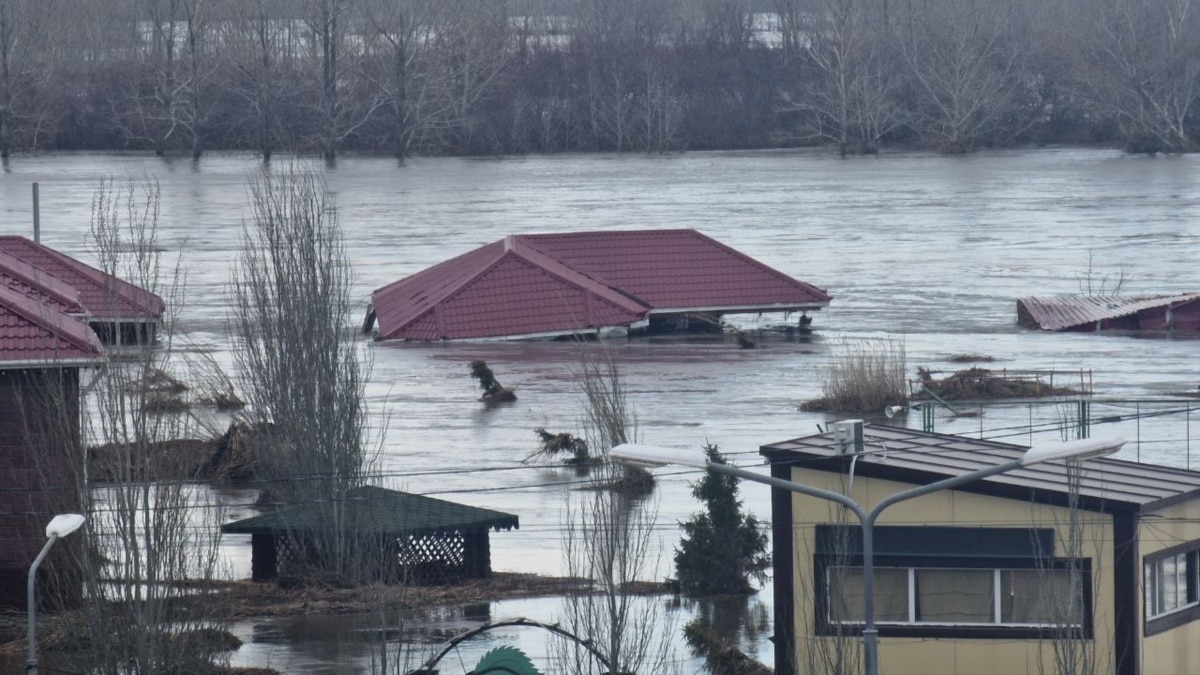 Так и бродим по улице». Вода не уходит из Кульсары, Тобол создаёт проблемы  Костанаю