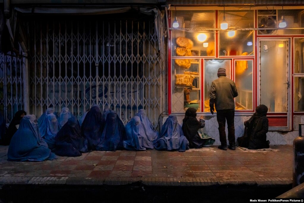 Gratë dhe fëmijët duke u lutur për bukë jashtë një furre buke në qendër të Kabulit, më 14 janar 2022. Mads Nissen, Politiken/Panos Pictures &nbsp; &nbsp;