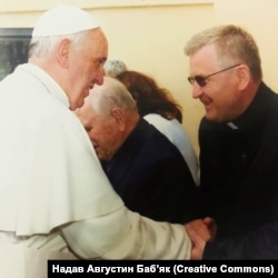 Доктор-богослов, священник УГКЦ Августин Баб’як (праворуч) і папа Римський Франциск