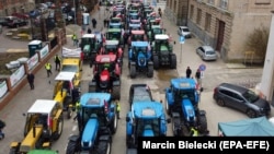 Bujqit polakë shihen duke bllokuar rrugën me traktorë gjatë një proteste në veriperëndim të Polonisë.