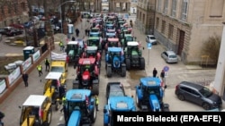 Gazdák tüntetnek az ukrán gabonadömping ellen a lengyelországi Szczecinben 2023. április 3-án