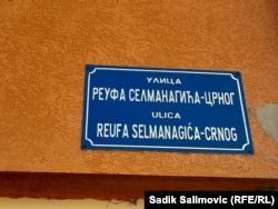 Tabla s nazovom Ulice Reufa Selmanagića Crnog u Srebrenici. (februar, 2024.)