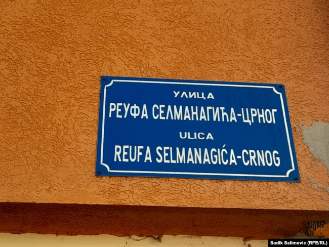 Tabla s nazovom Ulice Reufa Selmanagića Crnog u Srebrenici. (februar, 2024.)