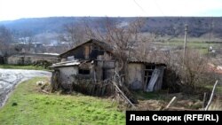 Разрушающийся дом в селе Белокаменное Бахчисарайского района, Крым, февраль 2022 года