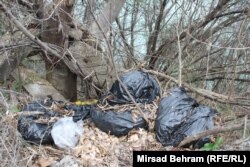 Ekološki aktivisti tvrde da u tom dijelu Mostara nije do kraja riješen sistem odvoza smeća, te je i to jedan od razloga nastanka ilegalnih odlagališta, mart 2023.