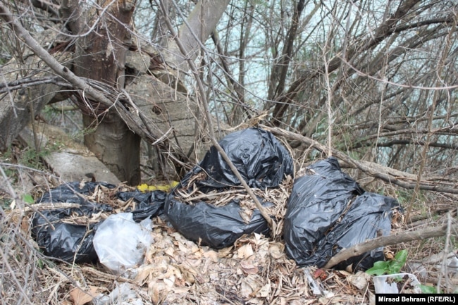 Ekološki aktivisti tvrde da u tom dijelu Mostara nije do kraja riješen sistem odvoza smeća, te je i to jedan od razloga nastanka ilegalnih odlagališta, mart 2023.