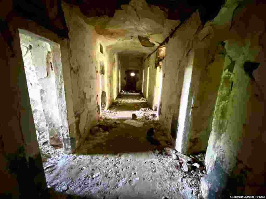 Iako su kameni zidovi zatvora i dalje u dobrom stanju, unutrašnjost objekta je potpuno ruinirana.