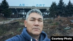 Марат Дарменов у аэропорта в селе Чернобаевка Херсонской области. Фото из архива Марата
