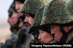 Ruski državljani mobilizovani u septembru 2022. odlaze na vojnu obuku.