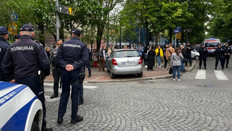 Policija i Hitna pomoć na mestu pucnjave u beogradskoj školi