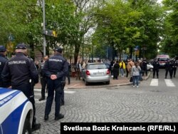 Ofițeri de poliție supraveghează școala elementară Vladislav Ribnikar, în urma împușcăturilor în masă, Belgrad, Serbia, 3 mai 2023.