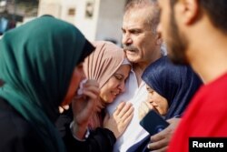 Rodbina i prijatelji u suzama uoči sahrane Palestinaca ubijenih u novim izraelskim napadima u Kan Junisu, jug Pojasa Gaze, 24. oktobra