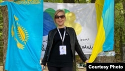 Алия Турусбекова во время волонтёрской работы в Киевской области. Фото из архива Алии