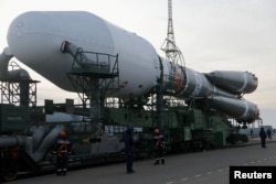 Ракета-носитель «Союз-2.1б» с разгонным блоком «Фрегат» и спутниками британской фирмы OneWeb снимается со стартовой площадки после отмены запуска на космодроме Байконур, Казахстан 4 марта 2022 года