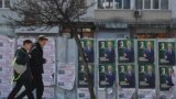 Pe 30 martie 2023, în Sofia, doi tineri trec prin fața afișelor electorale ale partidului de extremă dreapta, deschis rusofil, Renașterea- Vazrazhdane. Acesta cere ieşirea Bulgariei din UE şi din NATO și este cotat în sondaje cu circa 12% din voturi.
