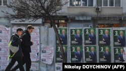 Pe 30 martie 2023, în Sofia, doi tineri trec prin fața afișelor electorale ale partidului de extremă dreapta, deschis rusofil, Renașterea- Vazrazhdane. Acesta cere ieşirea Bulgariei din UE şi din NATO și este cotat în sondaje cu circa 12% din voturi.
