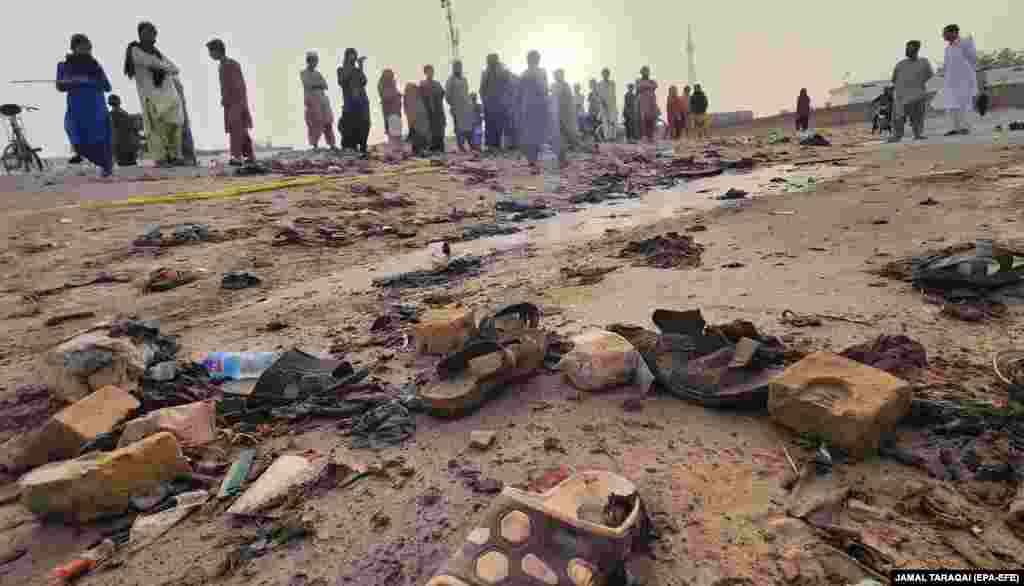 Locals gather at the scene of a suicide bomb blast in Mastung in Pakistan&#39;s southwestern Balochistan region on September 29.